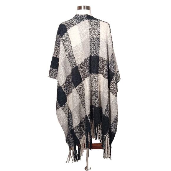 Woolrich Fringed Cape Shawl Wrap Fleece Polyester Black Gray Plaid Poncho One Sz - Picture 4 of 12